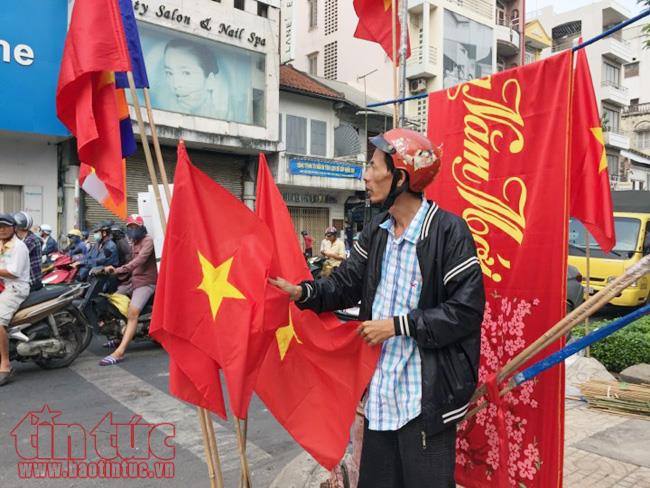 Mỏi tay bán cờ, áo cổ vũ U23 Việt Nam ảnh 2